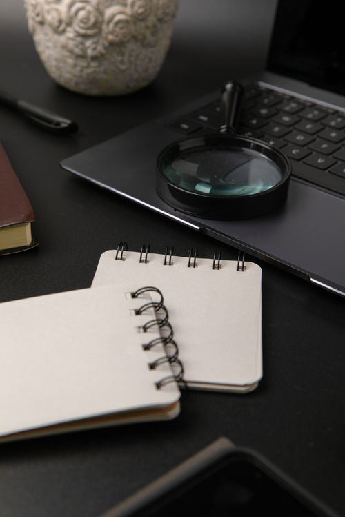 聚焦细节 放大镜便签本在商务摄影中的美学呈现